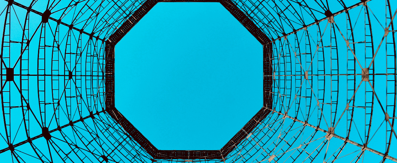 Construcción metálica en perspectiva de abajo hacia arriba