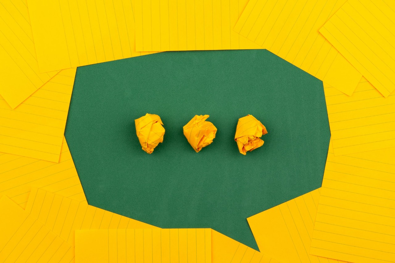 Imagen de una burbuja de texto color verde con fondo amarillo de una aplicación de Chat