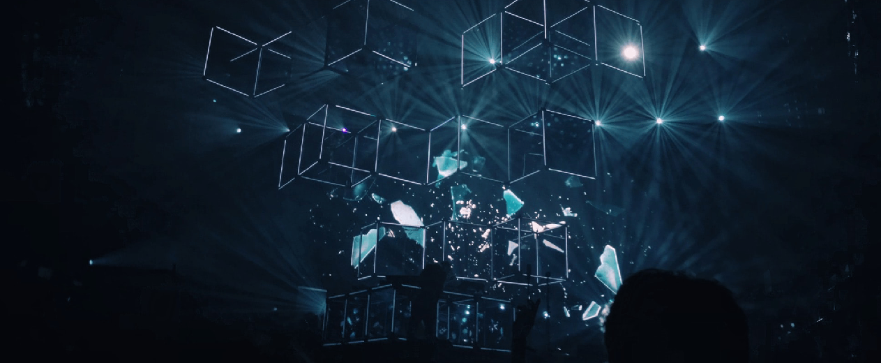 Construcción lumínica de cubos sobre fondo oscuro