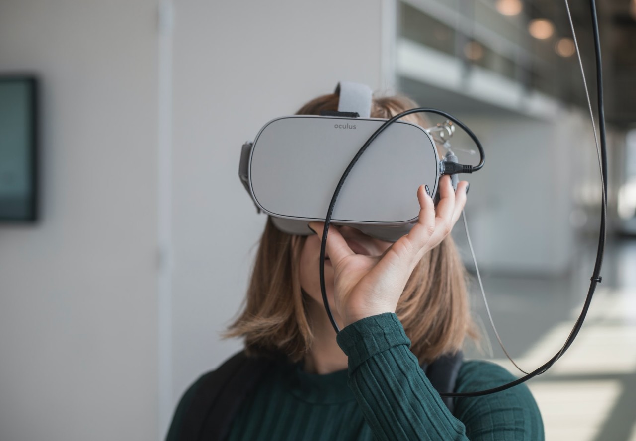 Imagen de una mujer con un casco de Realidad Virtual