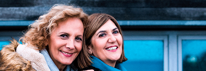 Fotograma de la serie Patria. Dos mujeres abrazándose y sonriendo