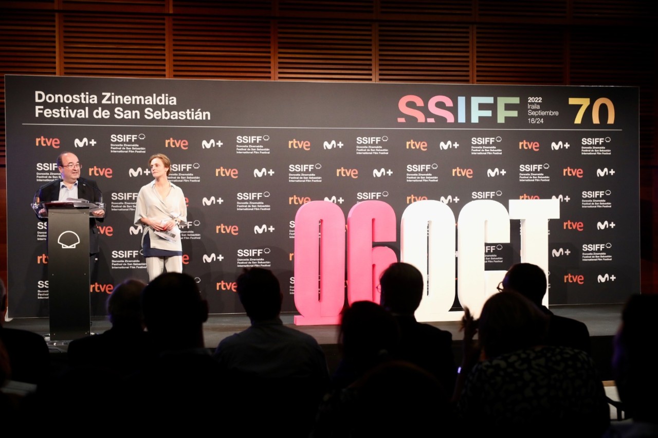 El ministro de cultura y deporte Miguel Iceta junto a Beatriz Navas, directora general del ICAA, en la presentación del 2º día del Cine Español