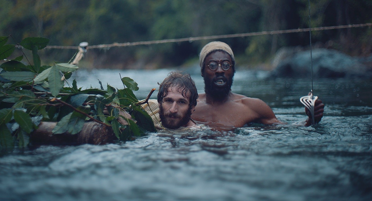 Fotograma de la película "Bajo el mismo sol"