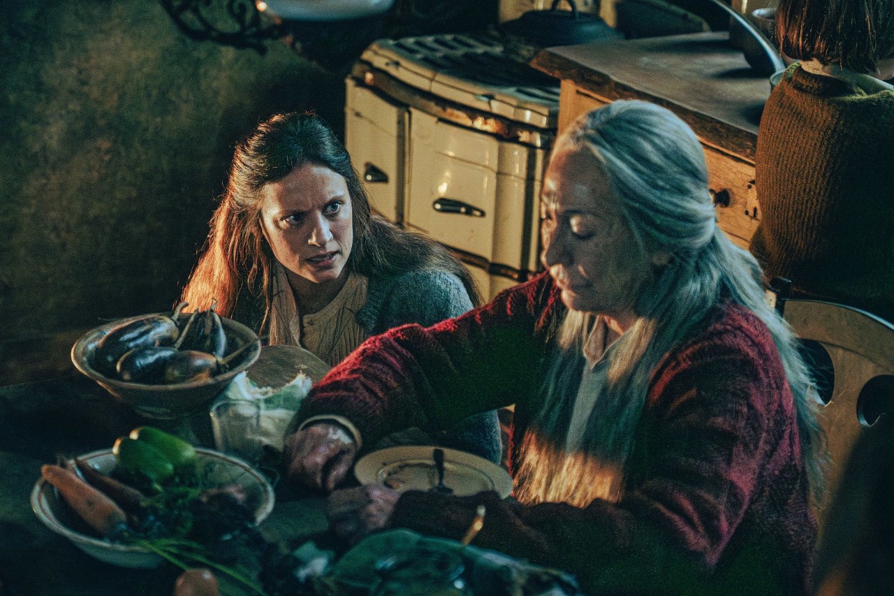Fotograma de la película "El nido"