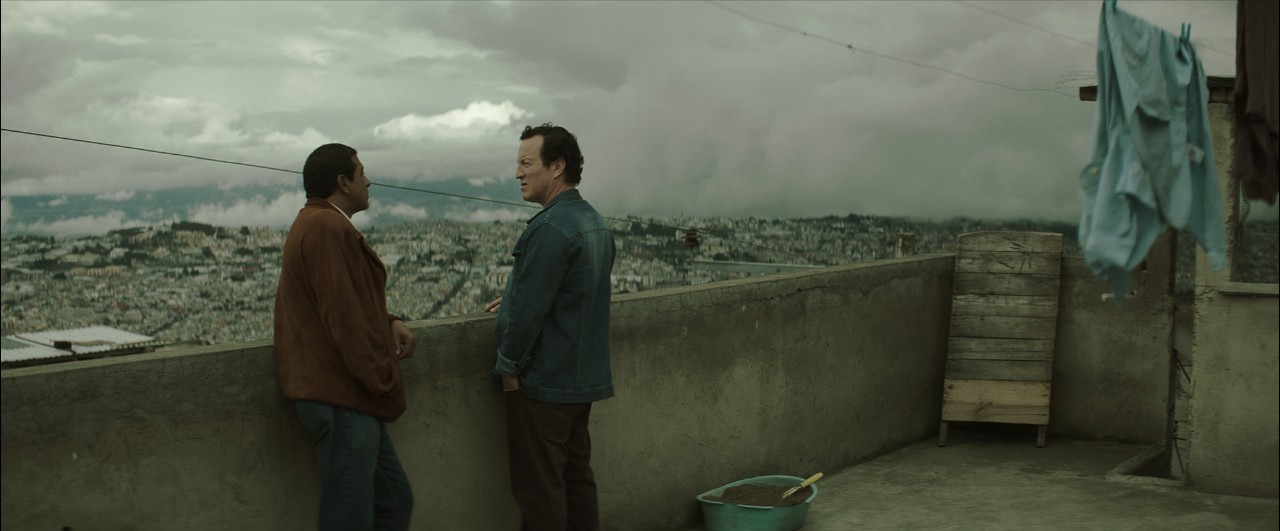 Fotograma de la película El Rezador. Dos hombres en una azotea