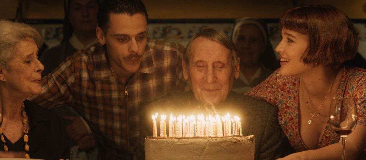 Fotograma de la película "La manzana de oro"