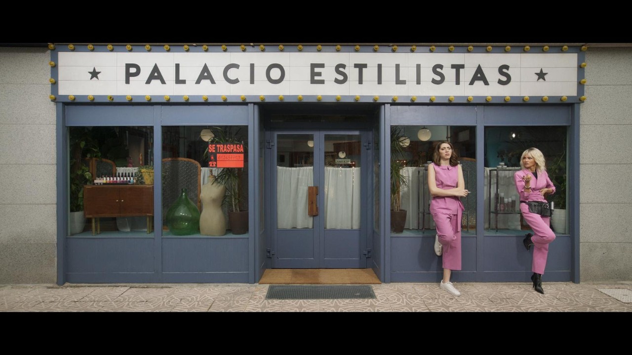 Fotograma de la película "Palacio Estilistas"