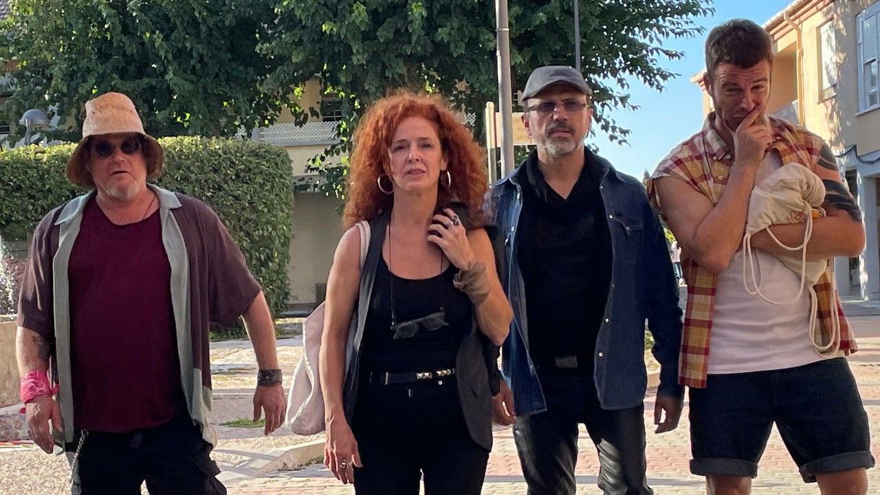 Fotograma de la película "Por tus muertos"