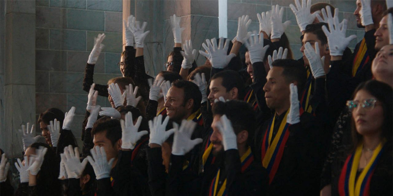 Fotograma de la película "El canto de las manos"