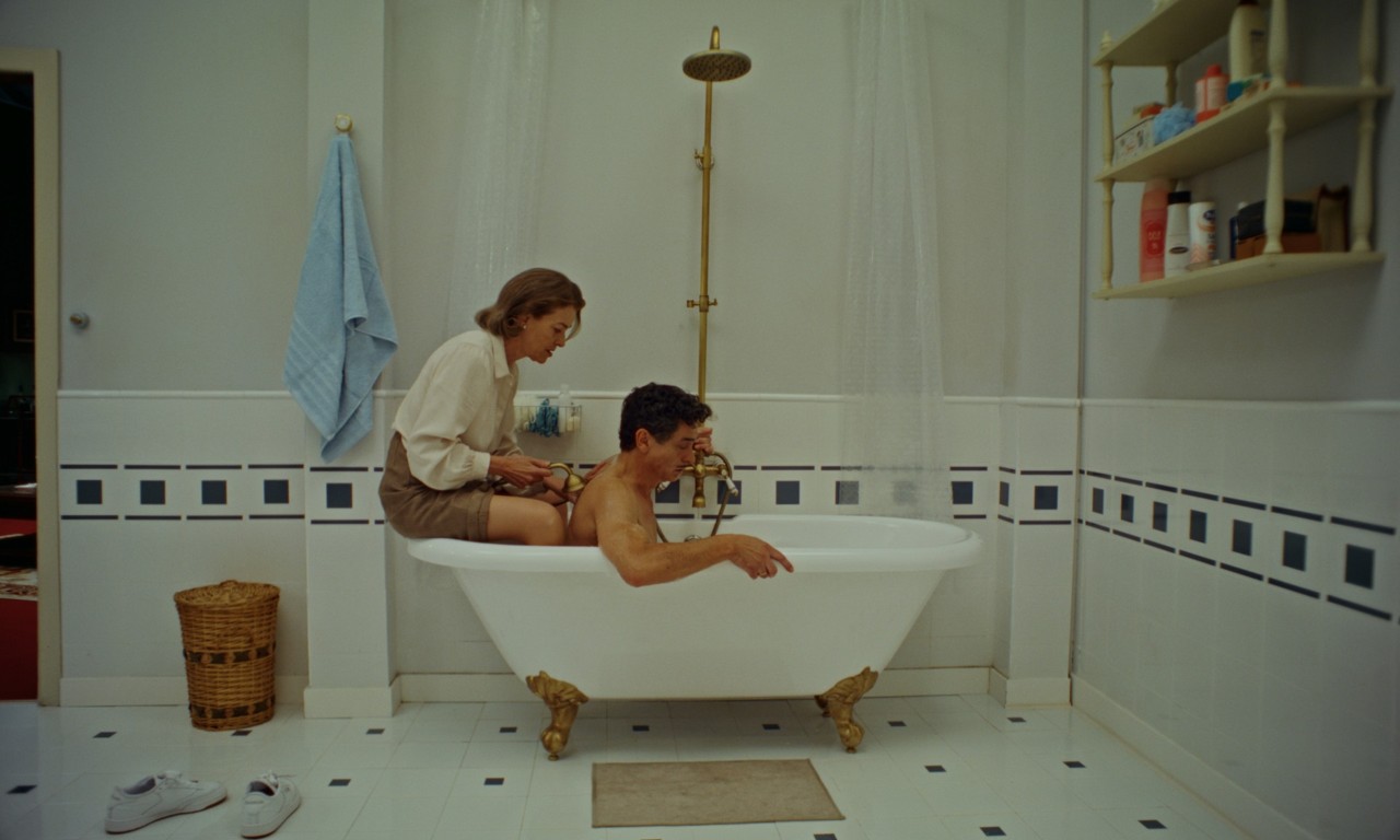 Fotograma de la película "Un baño propio"