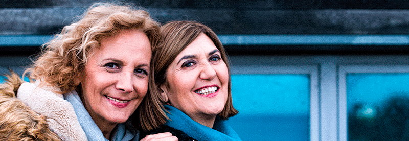 Fotograma de la serie Patria. Dos mujeres abrazándose y sonriendo